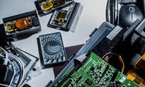 baioti区块链系统服务器的全面解析与推荐/baioti
区块链, 服务器, 分布式系统/guanjianci

区块链技术是近年来发展迅速的重要技术之一，其应用范围已经扩展到金融、供应链管理、医疗健康、公共服务等多个领域。区块链的核心特性包括去中心化、数据不可篡改性以及透明性，这些特点使得区块链系统在各种场景中得到了广泛应用。为了保证区块链系统的高效运行，合适的服务器配置至关重要。本文将详细介绍区块链系统所需的服务器类型以及如何选择适合的服务器。同时，我们也会讨论一些常见的问题，帮助用户更好地理解区块链系统服务器的需求和配置。

1. 区块链服务器的基本要求
在构建一个区块链系统时，服务器的配置将直接影响到系统的性能和稳定性。一般来说，区块链服务器需要具备以下几个基本要求：

strong高性能处理器：/strong区块链系统需要处理大量的交易和智能合约执行，因此需要一个高性能的CPU来支持这些计算密集型的任务。通常建议使用多核心的处理器，如Intel Xeon或AMD Ryzen系列，这样可以同时处理更多的请求。

strong充足的内存：/strong内存对于区块链节点的性能至关重要，建议配置至少16GB的RAM，而对于大型系统，32GB或以上的内存将更为理想。内存不足可能导致节点运行缓慢，甚至崩溃。

strong高速存储：/strong区块链数据存储要求较高，通常需要使用SSD固态硬盘，因为它们具有更快的读取和写入速度，这会直接影响到区块链的性能和响应时间。

strong网络带宽：/strong区块链节点之间需要频繁进行通信，因此较大的网络带宽也是必不可少的。推荐使用至少100Mbps的网络连接，以确保数据传输的高效性和稳定性。

2. 区块链服务器的类型
根据具体的应用需求，区块链服务器可以分为以下几种类型：

strong公共区块链服务器：/strong如果您打算搭建一个公共区块链网络（如比特币或以太坊），每个节点都可以是一个完整的服务器，所有的用户都可以接入。公共区块链服务器需要配置较高，以应对海量的用户请求和数据存储。

strong私有区块链服务器：/strong对于企业级应用，通常会选择搭建私有区块链（如Hyperledger Fabric）。这类服务器的配置需要根据团队规模和权限管理需求进行调整，内存和存储的选择也应根据具体情况而定。

strong超级节点服务器：/strong在一些高性能区块链中，超级节点承担了更多的职责，如快速处理交易、维护网络稳定性等。这种服务器的配置通常较高，需要提供大量的计算资源和存储空间。

3. 如何选择合适的区块链服务器
选择合适的区块链服务器需要考虑如下几个因素：

strong应用场景：/strong不同的区块链应用会对服务器的需求有所不同。例如，一个公有链节点需要更高的处理能力和存储能力，而一个私有链则可能更加强调安全性和数据隐私。

strong预算：/strong选择区块链服务器时，预算也是一个重要考量因素。高配置的服务器虽然可以提供更优秀的性能，但也需要更高的投资。在保障性能与成本之间找到一个平衡是关键。

strong扩展性：/strong随着区块链网络的逐渐扩大，未来可能会需要添加更多节点或提升现有节点的性能，因此选择具有良好扩展性的服务器将为后期的发展提供更大的灵活性。

strong技术支持与服务：/strong选择知名品牌的服务器通常可以获得更好的技术支持与售后服务。在构建一个区块链系统时，遇到的问题可能会相对复杂，因此专业的技术支持能够帮助您及时解决问题。

4. 常见的区块链服务器供应商
市场上有许多提供区块链服务器的供应商，以下是一些主流的选择：

strongAWS（亚马逊网络服务）：/strongAWS提供灵活的云服务解决方案，可以根据用户的需求选择不同配置的服务器，非常适合初创企业和快速增长的项目。

strongMicrosoft Azure：/strongMicrosoft Azure也是一个热门的云计算平台，提供多种服务和解决方案，能够支持区块链应用的开发与部署。

strongIBM Cloud：/strongIBN的区块链产品尤其强大，提供丰富的服务以及强大的安全性，是大型企业非常青睐的选择。

5. 区块链服务器的常见问题解析

h4问题1: 区块链服务器的安全性如何保障？/h4
在区块链的世界里，安全性是重中之重。为了保证区块链服务器的安全性，可以采取以下措施：

strong数据加密：/strong在存储和传输过程中，对数据进行加密能够有效保护数据的安全性。采用SSL/TLS协议加密网络通信，保障数据在传输途中的安全性。

strong访问控制：/strong需要设置严格的身份验证机制，防止未授权的用户访问区块链服务器。使用多重身份验证（MFA）可以增加额外的安全保障。

strong定期更新：/strong服务器的软件系统和区块链应用应定期进行更新，以修复已知的安全漏洞，抵御攻击。此外，还应定期检查与更新安全补丁。

strong监控与审计：/strong实施持续的监控和审计可以帮助快速发现并响应安全事故。使用专业的监控工具可以实时监控服务器的状态与访问记录。

h4问题2: 如何提高区块链服务器的性能？/h4
提高区块链服务器的性能是每个开发者与运维人员的重要目标，下面是一些有效的方法：

strong节点数量：/strong合理配置服务器节点的数量可以避免系统过载，提升整体性能。通常，节点数量的增加虽然能提升系统的可靠性，但过多的节点可能会导致性能下降。

strong负载均衡：/strong在区块链网络中使用负载均衡技术，能够将请求合理分配到不同的服务器，从而提升系统的响应速度和稳定性。

strong使用缓存机制：/strong在处理高频请求时，使用缓存机制可以显著降低服务器负载与响应延迟。例如，可以将经常访问的数据缓存在内存中，减少数据库的读写操作。

strong性能监控与调优：/strong定期进行性能监控和评估可以帮助及时发现系统瓶颈，通过调优配置和参数设置，提升系统的整体效率。

h4问题3: 怎样管理区块链服务器的成本？/h4
区块链服务器的运营成本是开发和维护过程中必须考虑的重要因素，可以通过以下方式进行有效管理：

strong选择云服务：/strong相较于购买和维护物理服务器，云服务提供的按需付费模式可以有效地节约成本。用户只需为使用的资源付费，而不必承担额外的硬件投资与维护成本。

strong自动化运维：/strong利用自动化工具进行服务器管理，比如自动监控、自动备份等，可以减少人工成本，提高运维效率。

strong资源：/strong定期评估并资源使用，可以帮助避免资源的浪费，确保服务器按照实际需求进行配置，而不是盲目追求高配置。

strong选择合适的供应商：/strong与有良好市场声誉的供应商合作，可以获得更具性价比的服务方案，帮助进行成本的有效控制。

h4问题4: 区块链服务器的设置和维护难度大吗？/h4
区块链服务器的设置和维护难度因具体的技术要求及用户的经验而异。以下是一些应对建议：

strong选择合适的技术栈：/strong在创建区块链系统时，选择现有成熟的开源框架和技术栈（如Ganache、Corda等），利用已有的文档和社区支持可以降低搭建和维护的难度。

strong培训和学习：/strong对团队进行相应的培训，提高团队成员在区块链技术方面的熟练程度，可以大大提升系统维护与操作的效率。

strong利用管理工具：/strong借助现有的管理和监控工具（如Docker、Kubernetes等），可以简化服务器的部署和运维流程，减少人工干预，提高整体效率。

strong社群支持：/strong积极参与相关的开发者社区与论坛，寻求帮助和建议，能够在故障出现时迅速找到解决方案，降低维护难度。

h4问题5: 区块链服务器未来的发展趋势如何？/h4
随着区块链技术的不断成熟，区块链服务器的发展趋势也在不断演变，主要体现在以下几个方面：

strong云计算与区块链结合：/strong云计算将继续与区块链技术深度融合，更多企业会选择云服务来运行其区块链应用，实现更高效的资源使用和管理。

strong边缘计算的兴起：/strong边缘计算将使得区块链应用在数据处理上更接近用户，减少延迟，提高效率，同时还能够有效提升安全性。

strong更注重绿色环保：/strong在未来，区块链服务器的设计和运维将更加注重环保和资源节约，以应对全球气候变化带来的压力，推动可持续的发展。

strong更加智能化的运维：/strong未来的区块链服务器将大量采用AI与自动化技术来资源分配与故障检测，提升运维效率与效果。

综上所述，区块链系统服务器至关重要，合适的服务器配置能够为区块链应用提供强而有力的支撑。通过本文的详细介绍，相信您对于区块链系统服务器有了更清晰的认识，也能更好地应对相关的技术需求与挑战。